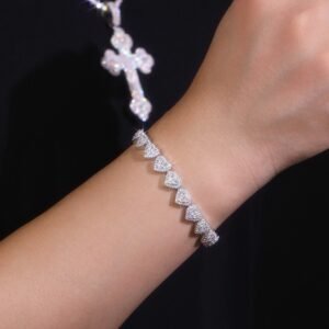 A Luxurious And Fashionable Minimalist Jewelry Bracelet Featuring Top-quality Moissanite, Made Of S925 Silver Electroplated With Platinum.