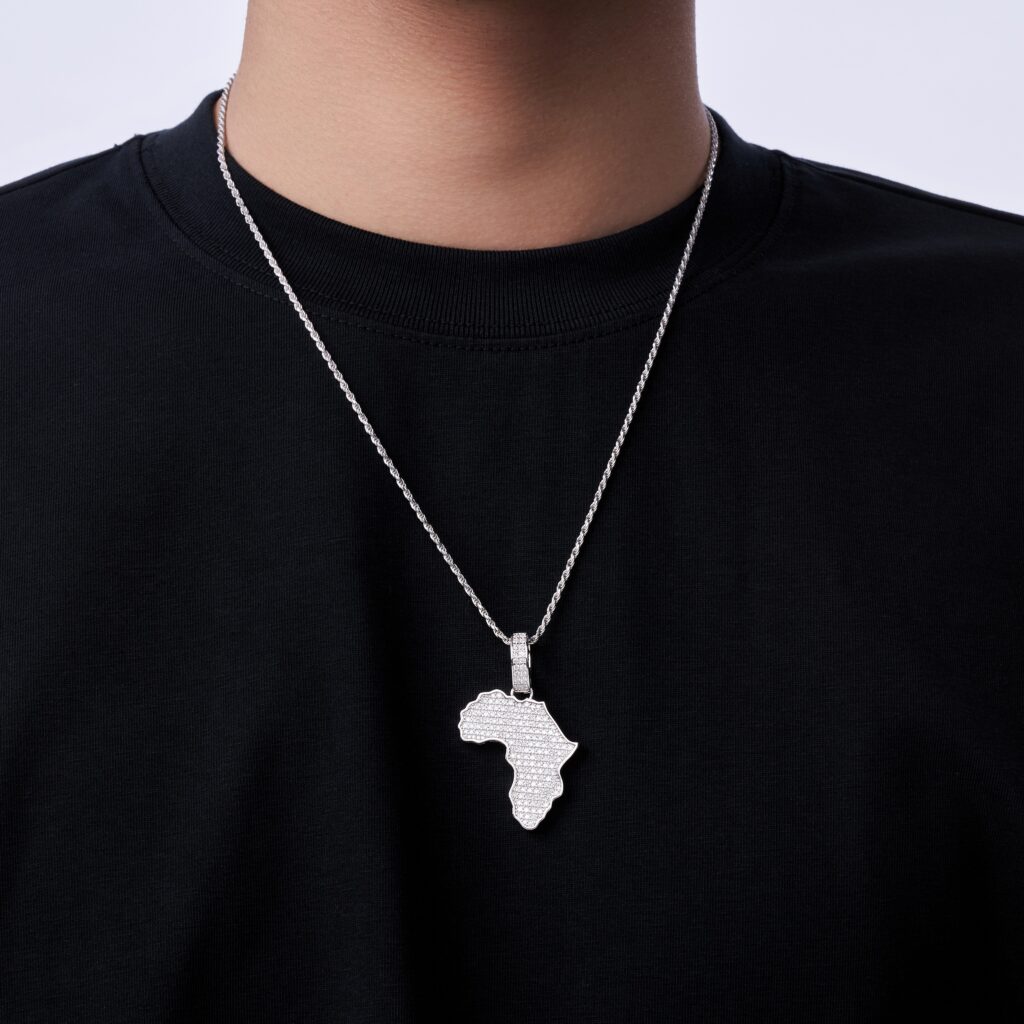 A Luxurious And Fashionable Minimalist Jewelry Pendant Necklace Featuring Top-quality Moissanite, Made Of S925 Silver Electroplated With Platinum.
