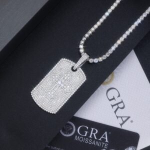 A Luxurious And Fashionable Minimalist Jewelry Pendant Necklace Featuring Top-quality Moissanite, Made Of S925 Silver Electroplated With Platinum.