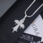 A Luxurious And Fashionable Minimalist Jewelry Pendant Necklace Featuring Top-quality Moissanite, Made Of S925 Silver Electroplated With Platinum.