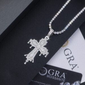 A Luxurious And Fashionable Minimalist Jewelry Pendant Necklace Featuring Top-quality Moissanite, Made Of S925 Silver Electroplated With Platinum.