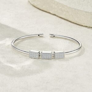 A Luxurious And Fashionable Minimalist Jewelry Bracelet Featuring Top-quality Moissanite, Made Of S925 Silver Electroplated With Platinum.