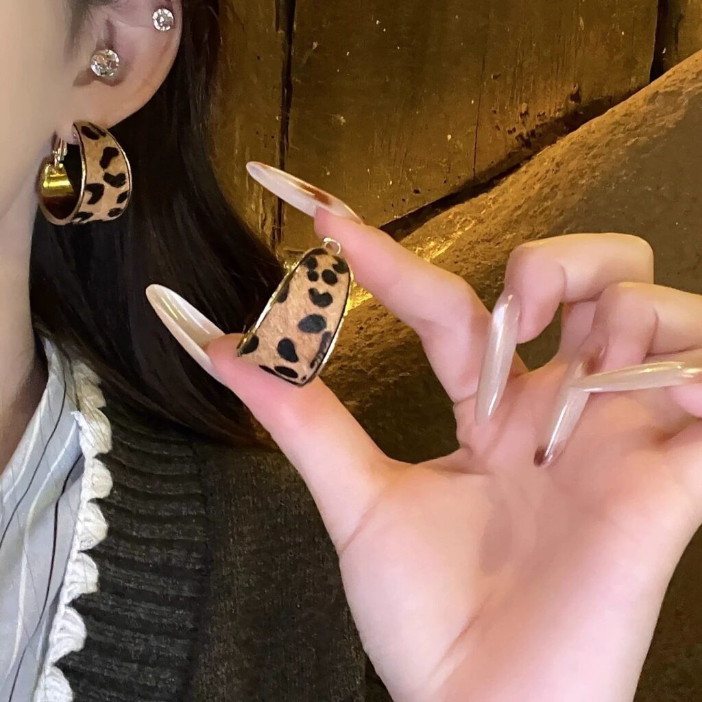 Vintage Tortoiseshell Agate Bead Hoop Earrings For Women, Dainty Silver Tone Amber Resin Bead C-Hoop Earrings, Luxury Minimalist Fall Winter Jewelry Gift