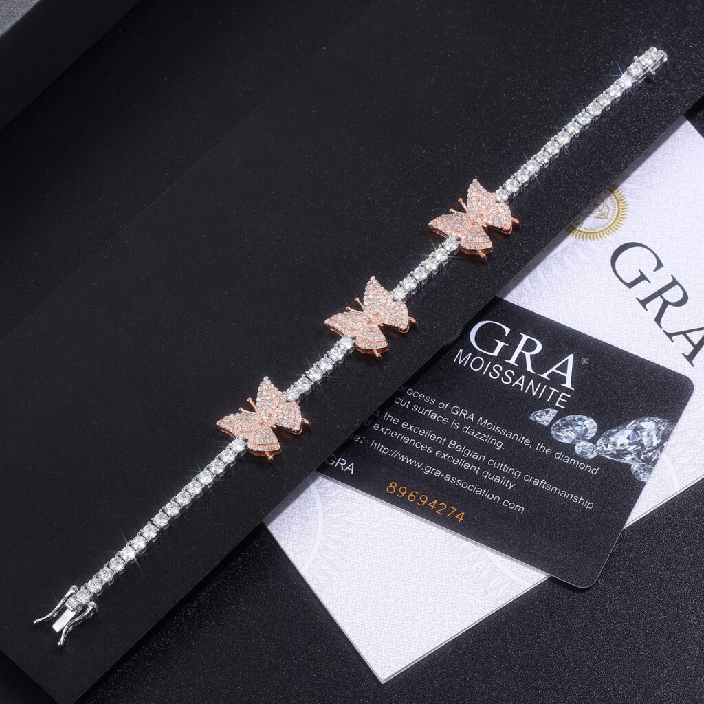 A Luxurious And Fashionable Minimalist Jewelry Bracelet Featuring Top-quality Moissanite, Made Of S925 Silver Electroplated With Platinum.