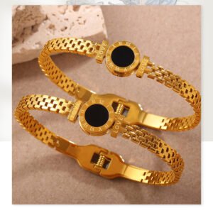 Fashionable, Versatile, Exclusive And Exquisite Wrist Accessory With Unique Style And Light Luxury. Gold Roman Numeral Black Surface Decorative Clasp Bracelet.