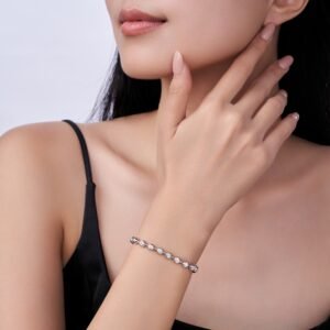A 0.3-carat Luxurious And Fashionable Light Luxury Trend Jewelry Silver Bracelet Set With Top-quality Moissanite, Made Of S925 Silver-plated Platinum Material.
