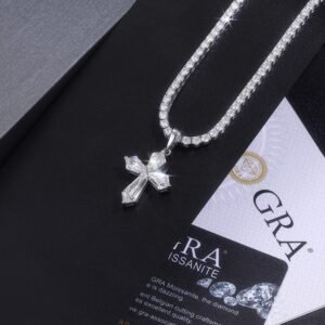 A Luxurious And Fashionable Minimalist Jewelry Pendant Necklace Featuring Top-quality Moissanite, Made Of S925 Silver Electroplated With Platinum.