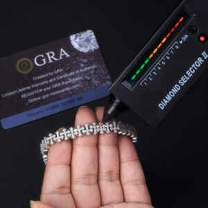 A Luxurious And Fashionable Minimalist Jewelry Bracelet Featuring Top-quality Moissanite, Made Of S925 Silver Electroplated With Platinum.