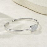 A Luxurious And Fashionable Minimalist Jewelry Bracelet Featuring Top-quality Moissanite, Made Of S925 Silver Electroplated With Platinum.