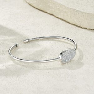 A Luxurious And Fashionable Minimalist Jewelry Bracelet Featuring Top-quality Moissanite, Made Of S925 Silver Electroplated With Platinum.