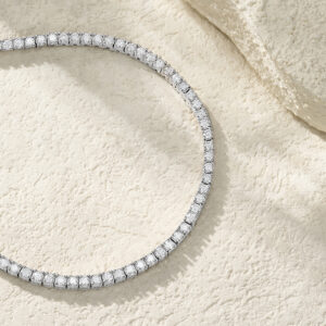 A Luxurious And Fashionable Minimalist Jewelry Pendant Necklace Set With Top-quality Moissanite, Made Of S925 Silver Electroplated With Platinum.