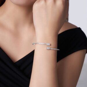 A Luxurious And Fashionable Minimalist Jewelry Bracelet Featuring Top-quality Moissanite, Made Of S925 Silver Electroplated With Platinum.