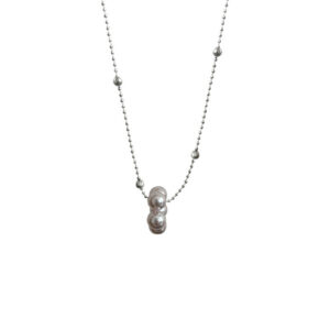 Versatile Layered Pearl Necklace With A Refined Manta Style