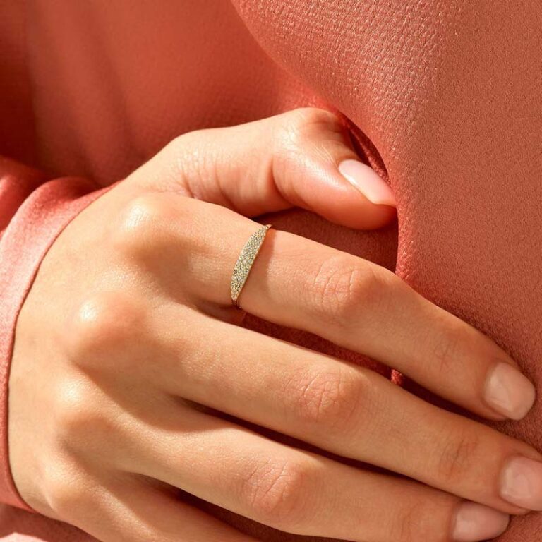 Sleek Minimalist Silver Jewelry With An Elegant Vibe