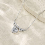 A Luxurious And Fashionable Minimalist Jewelry Pendant Necklace Featuring Top-quality Moissanite, Made Of S925 Silver Electroplated With Platinum.