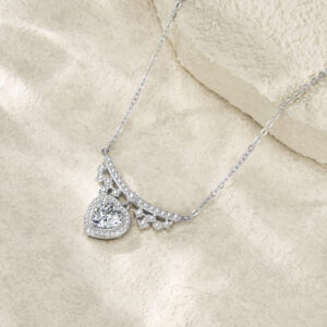 A Luxurious And Fashionable Minimalist Jewelry Pendant Necklace Featuring Top-quality Moissanite, Made Of S925 Silver Electroplated With Platinum.