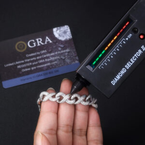 A Luxurious And Fashionable Minimalist Jewelry Bracelet Featuring Top-quality Moissanite, Made Of S925 Silver Electroplated With Platinum.