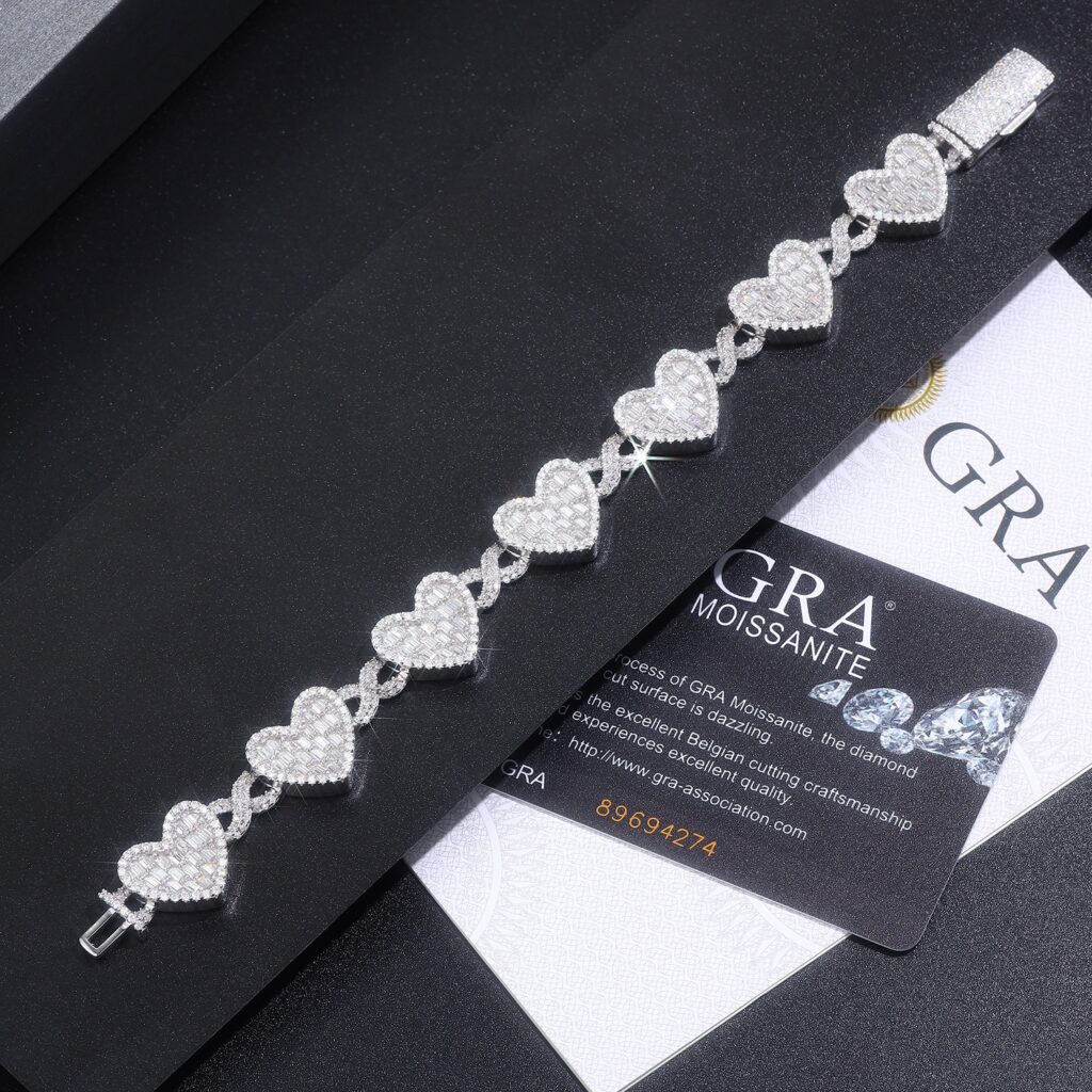 A Luxurious And Fashionable Minimalist Jewelry Bracelet Featuring Top-quality Moissanite, Made Of S925 Silver Electroplated With Platinum.