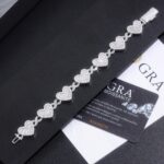 A Luxurious And Fashionable Minimalist Jewelry Bracelet Featuring Top-quality Moissanite, Made Of S925 Silver Electroplated With Platinum.