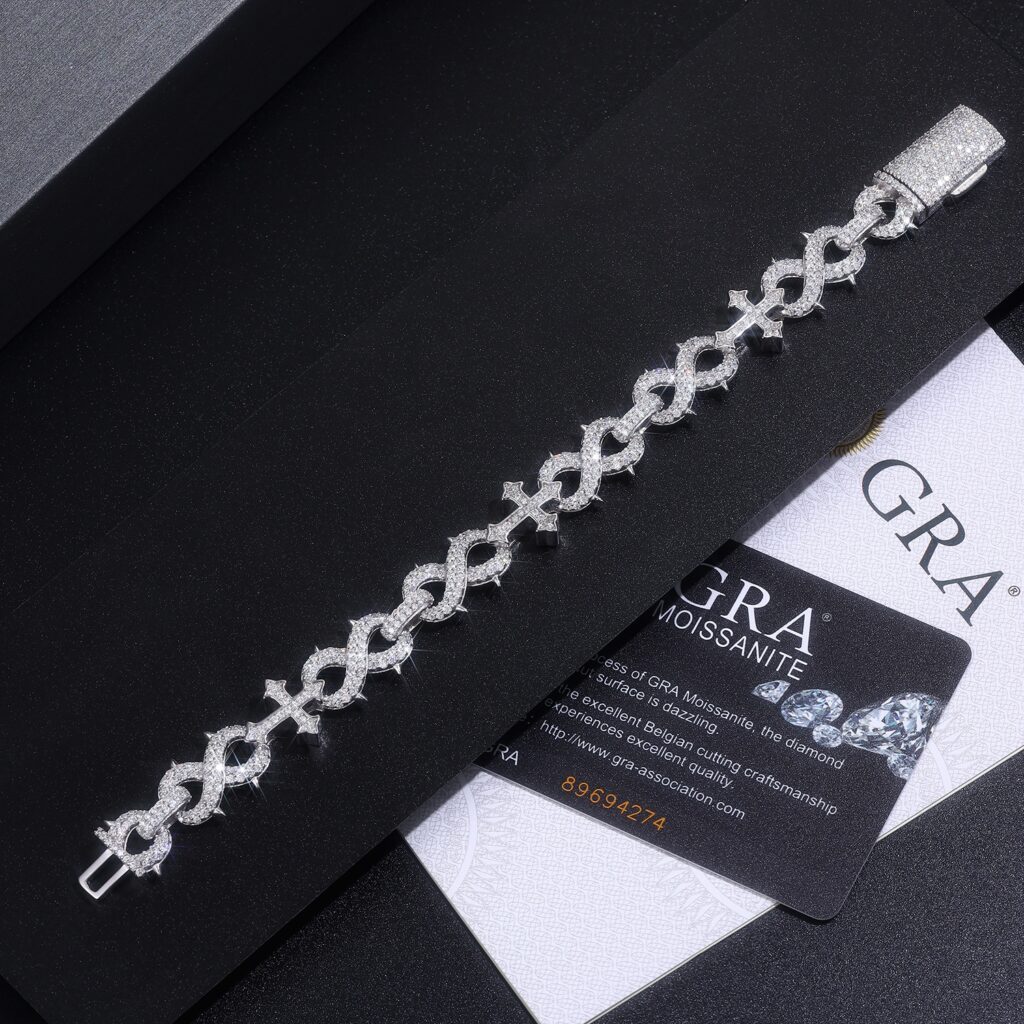A Luxurious And Fashionable Minimalist Jewelry Bracelet Featuring Top-quality Moissanite, Made Of S925 Silver Electroplated With Platinum.