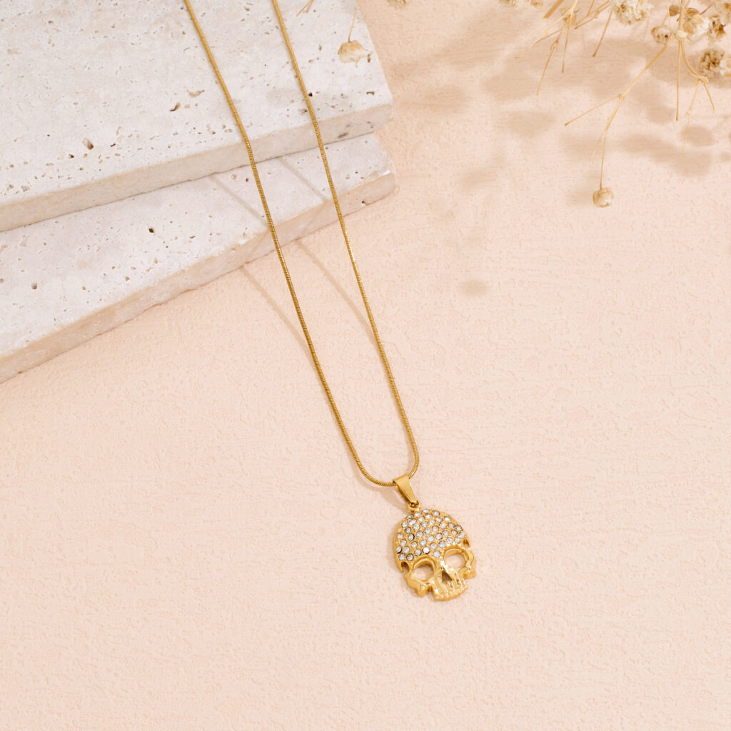 A Skull Shaped Stainless Steel Pendant Necklace Inlaid With Rhinestones, Suitable For Both Men And Women