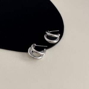 Vintage Niche Geometric Earrings Women Metal Irregular Hoops Bold Elegant Jewelry