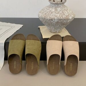 A New Style Of Open Toed Sandals With Flat Shoes For Wearing On Top, Paired With A Pair Of Flat Shoes