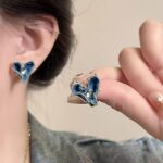 New Vintage Style Blue Heart Stud Earrings, Niche Unique Hong Kong Chic Compact Exquisite Heart Shaped Ear Ornaments