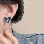 New Vintage Style Blue Heart Stud Earrings, Niche Unique Hong Kong Chic Compact Exquisite Heart Shaped Ear Ornaments
