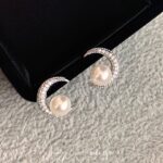 Super Shiny Moon Pearl Stud Earrings 2026 New Arrivals High End Elegant Delicate Earrings Niche Designed Ear Jewelry