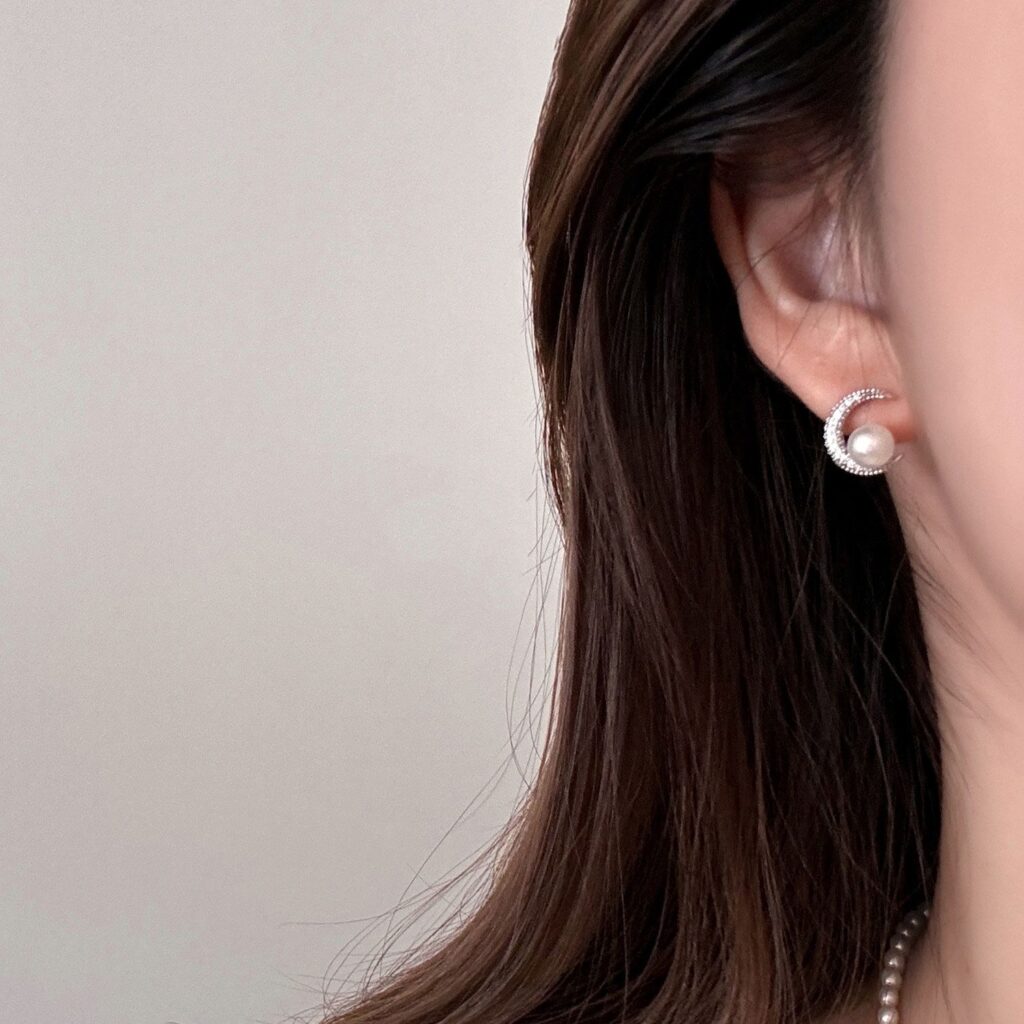 Super Shiny Moon Pearl Stud Earrings 2026 New Arrivals High End Elegant Delicate Earrings Niche Designed Ear Jewelry