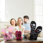 2 Pairs Of “Best Mom And Dad” Socks, Pink Socks For Mom And Black Socks For Dad, Cozy Parent Socks In A Set, Soft, Warm And Comfortable Matching Socks For Mother’s Day And Father’s Day