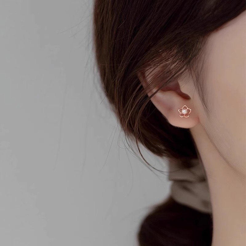 Elegant And Sophisticated Hollow-out Flower Stud Earrings